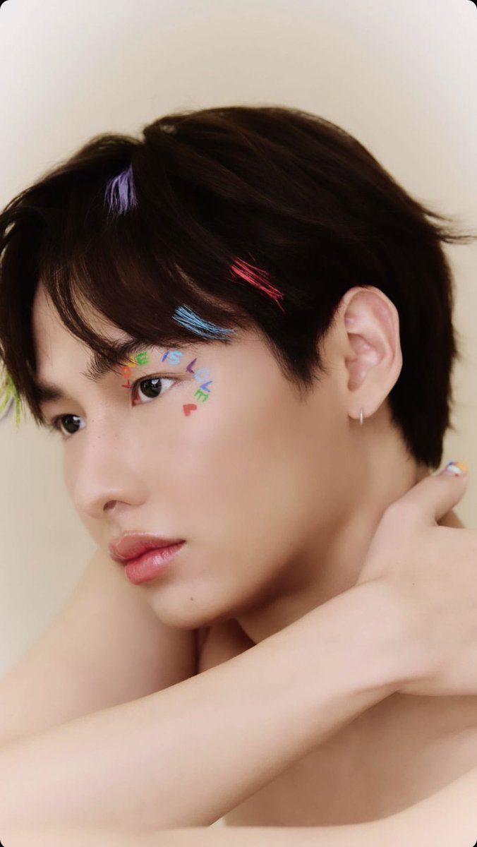bummgun's tweet photo. "love is love" no es una frase que me encante porque no representa a toda la comunidad, sin embargo en el contexto de que ahora mismo Tailandia está luchando por la ley del matrimonio igualitario, creo que queda re bien, no tendría que haber distinción porque amor es amor 🥺🏳️‍🌈 https://t.co/MgRrhjCmIQ