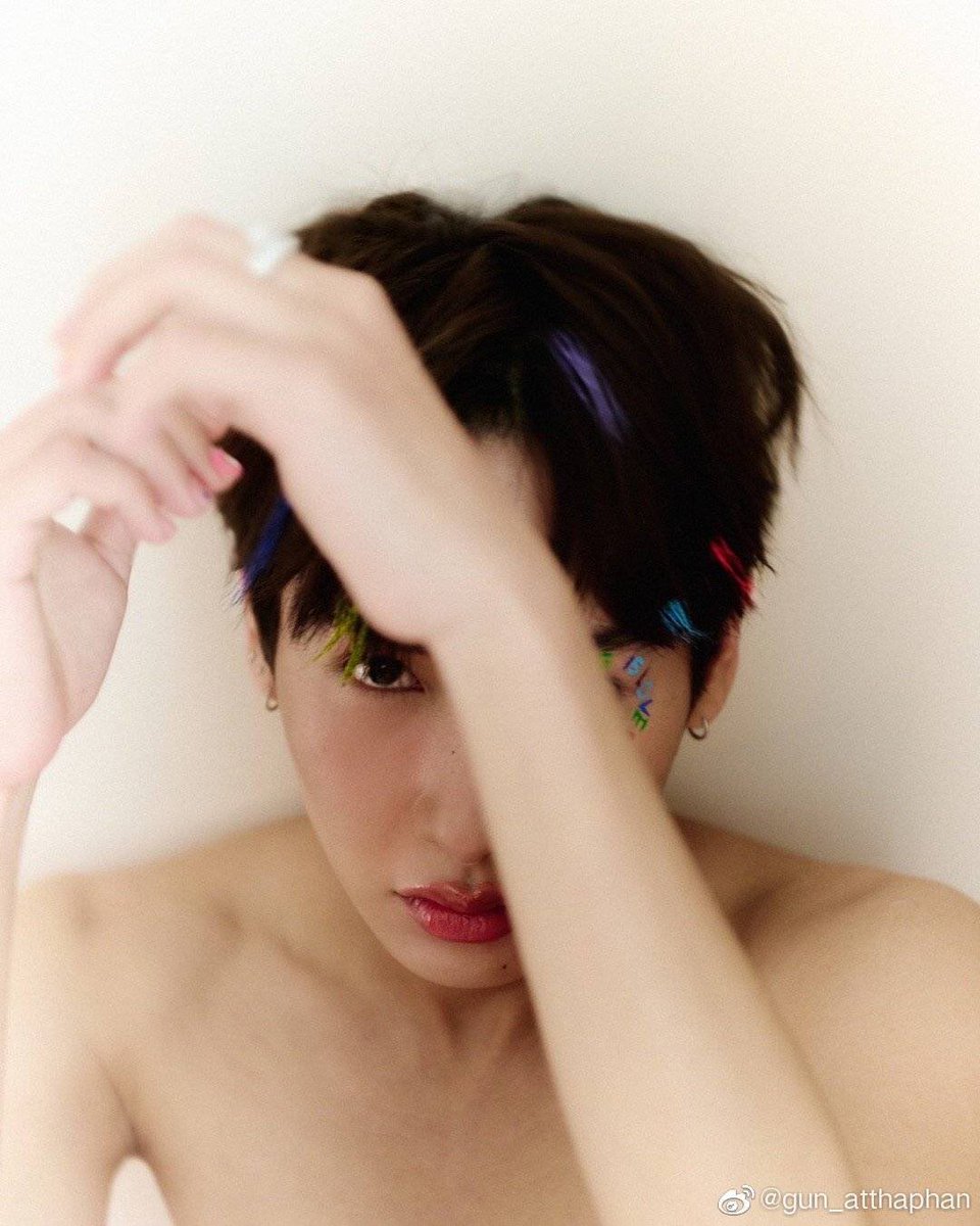 bummgun's tweet photo. "love is love" no es una frase que me encante porque no representa a toda la comunidad, sin embargo en el contexto de que ahora mismo Tailandia está luchando por la ley del matrimonio igualitario, creo que queda re bien, no tendría que haber distinción porque amor es amor 🥺🏳️‍🌈 https://t.co/MgRrhjCmIQ