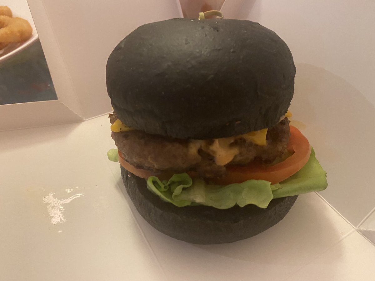 zin_twi's tweet image. 今宵は、フードパンダのプロモで50％OFFになっていたハンバーガー。
正規の値段なりに美味しかった。
オニオンリングやポテトフライは大盛で、これも半額と嬉しいプロモ。
店舗はラムカムヘン駅近くらしいので、お近くの方頼んでみては。

#ThaiLife #BurgerLab