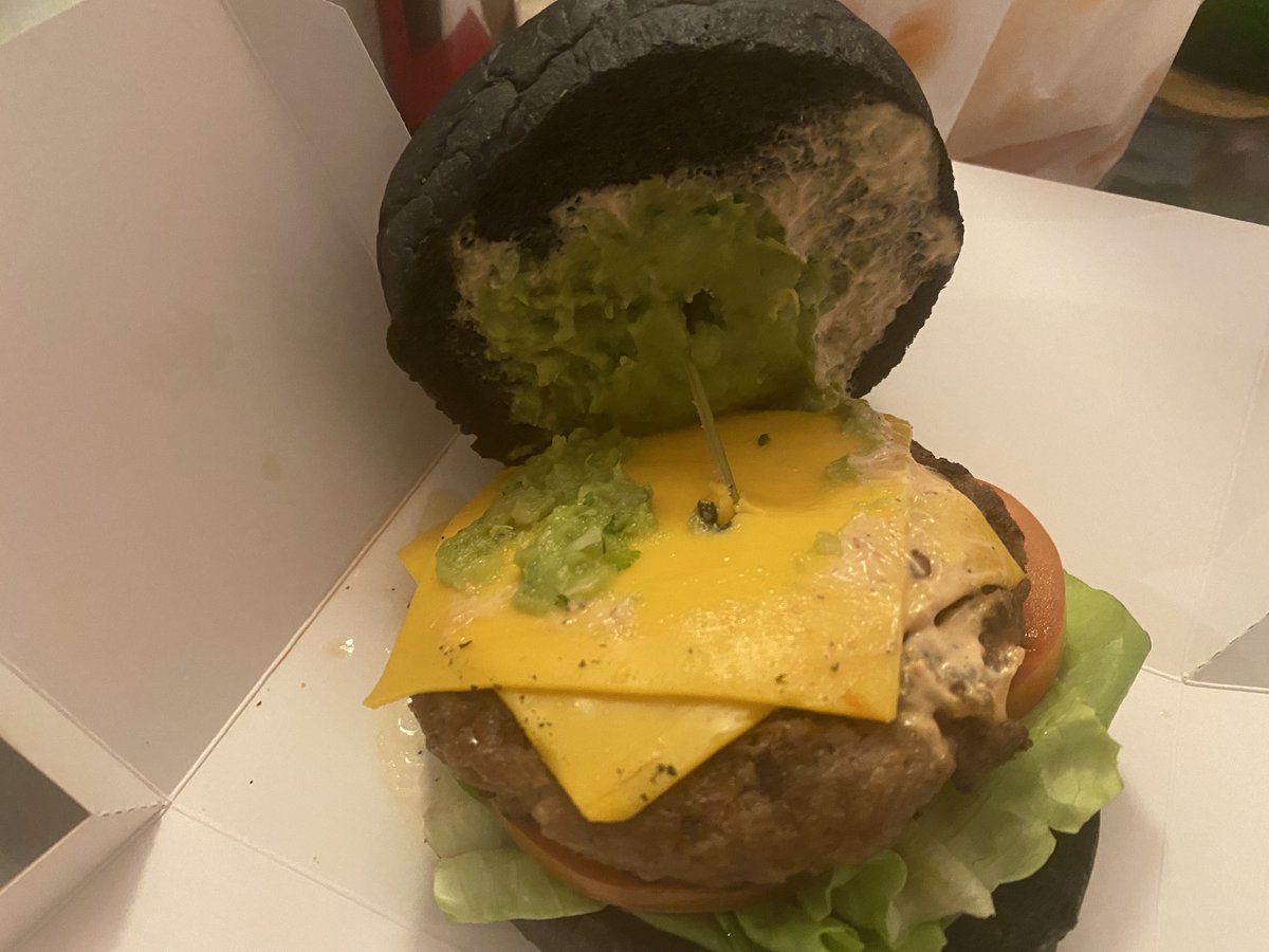 zin_twi's tweet image. 今宵は、フードパンダのプロモで50％OFFになっていたハンバーガー。
正規の値段なりに美味しかった。
オニオンリングやポテトフライは大盛で、これも半額と嬉しいプロモ。
店舗はラムカムヘン駅近くらしいので、お近くの方頼んでみては。

#ThaiLife #BurgerLab