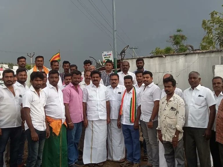 ereswaranoffl's tweet photo. இன்று (15.06.2022) நாமக்கல் மேற்கு மாவட்டம், பள்ளிபாளையம் வடக்கு ஒன்றியம், தார்க்காடு புதூர் பகுதியில் கட்சி கொடி ஏற்றிய போது.! https://t.co/qNXSjmoZpe