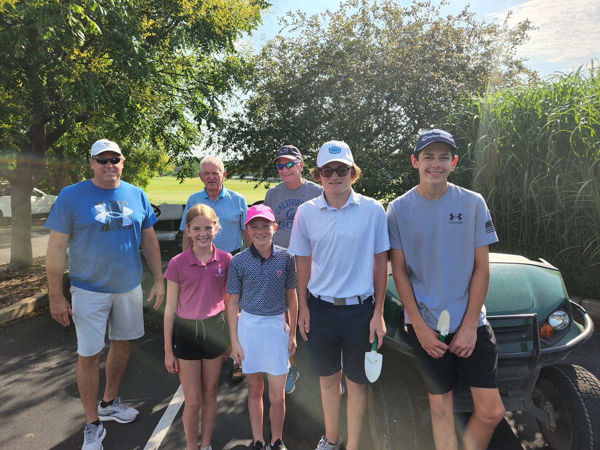 ForestHills_CC's tweet photo. Divot feeling team!!

We’re finding fewer unfilled divots and greatly appreciate the club members efforts in filling their own, plus 1 additional divot for every shot they make. M https://t.co/f1mBEVuu38