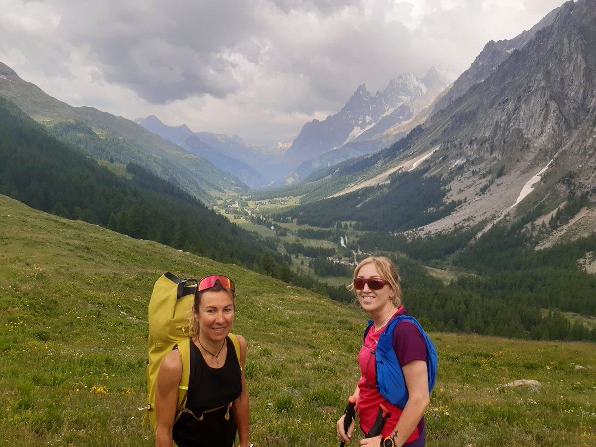 barbarab1974's tweet photo. Con Francesca Canepa campionessa italiana di 24 ore su strada e primatista italiana di 100 miglia e 12 ore su strada.
Lei col mio zaino 😆 https://t.co/R7F4sP3qun