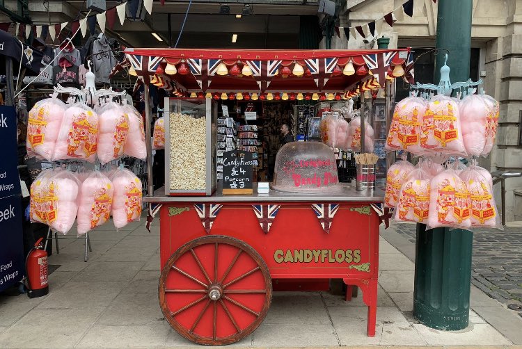 Open today in Covent Garden 🍿🍩😋 #coventgarden #traditionalsweetbarrow #jubileemarket #freshdonuts #candyfloss #popcorn #london #daysoutinlondon