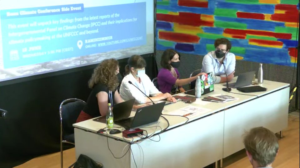 GeoEngMon's tweet photo. "#FossilFuelIndustries are involved in 80% (or more) of CCS projects. The driving force behind these removal projects is industry - this should ring alarm bells." @climatemouse 

Read more: https://t.co/r5bGVoTqAH

#BonnClimateConference https://t.co/lGeL1vdfiy