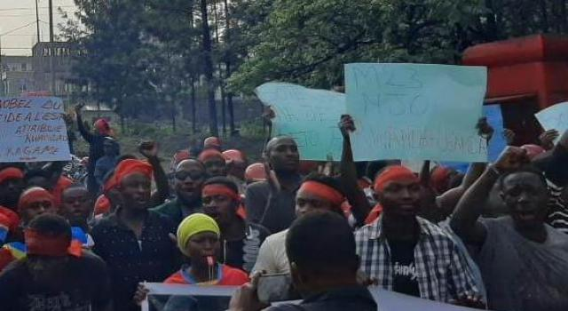 mediacongo's tweet photo. Grande marche de soutien aux #FARDC à #Goma : les manifestants demandent @Presidence_RDC de transformer l’état de siège en état de guerre (Memo)
https://t.co/RocSEvuCoT https://t.co/dArj5FPRKX