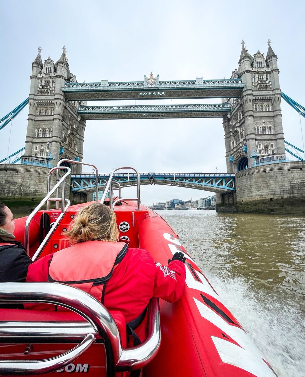 VisitBritainGCC's tweet photo. جولة مختلفة تتيح لك مشاهدة معالم لندن الشهيرة على متن قوارب 🚤عالية السرعة مليئة بالمرح في نهر التايمز مع #ThamesRockets 🚀!

هل ترغب في تجربتها ؟ #UnboxGreatBritain

📷:VisitBritain©NinaSologubenko

#زوروا_بريطانيا #سياحة🇬🇧 
#LoveGreatBritain #UnboxGreatBritin #ThamesRockets https://t.co/T73VAif8SS