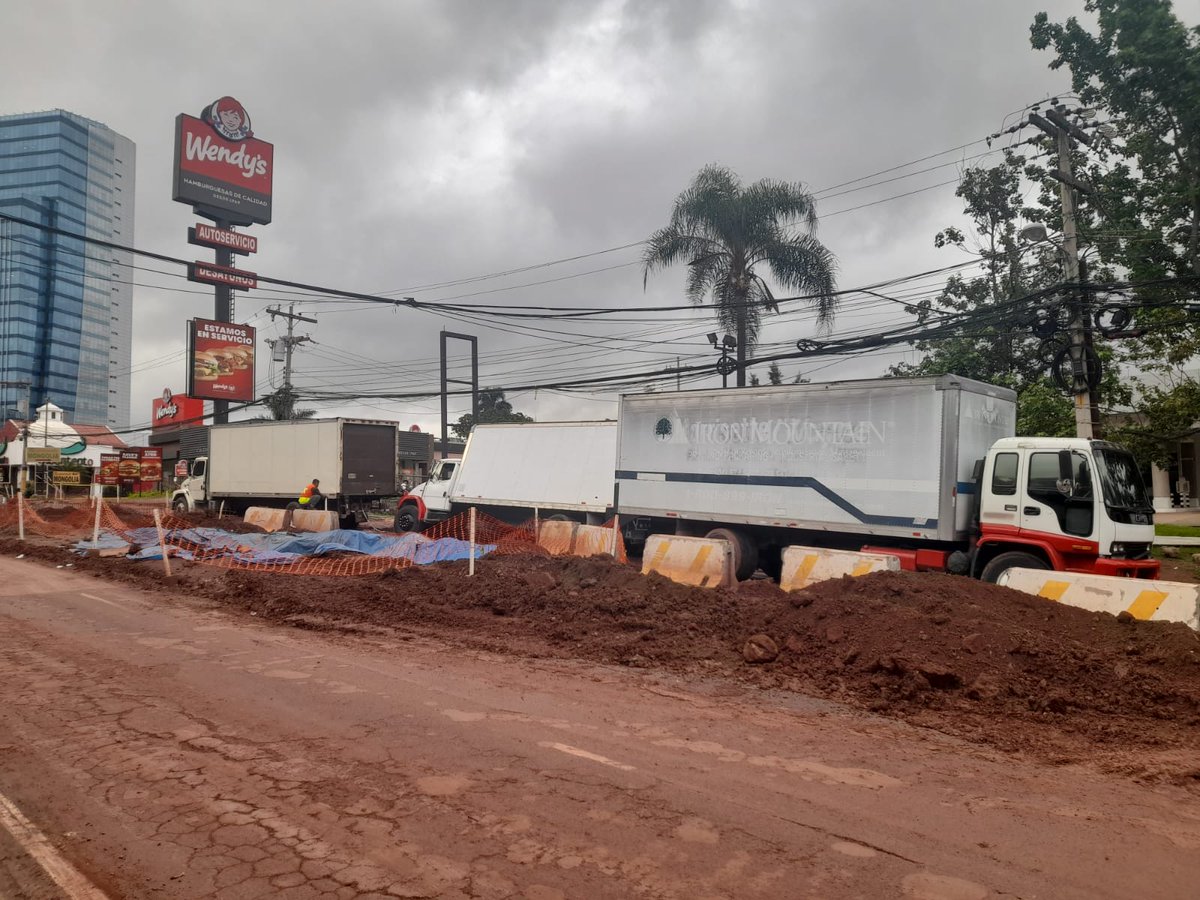 STNHonduras's tweet photo. #STNINFORMA: Se reportan accidente de tránsito en el Bulevar Juan Pablo II https://t.co/EonZC91sTX