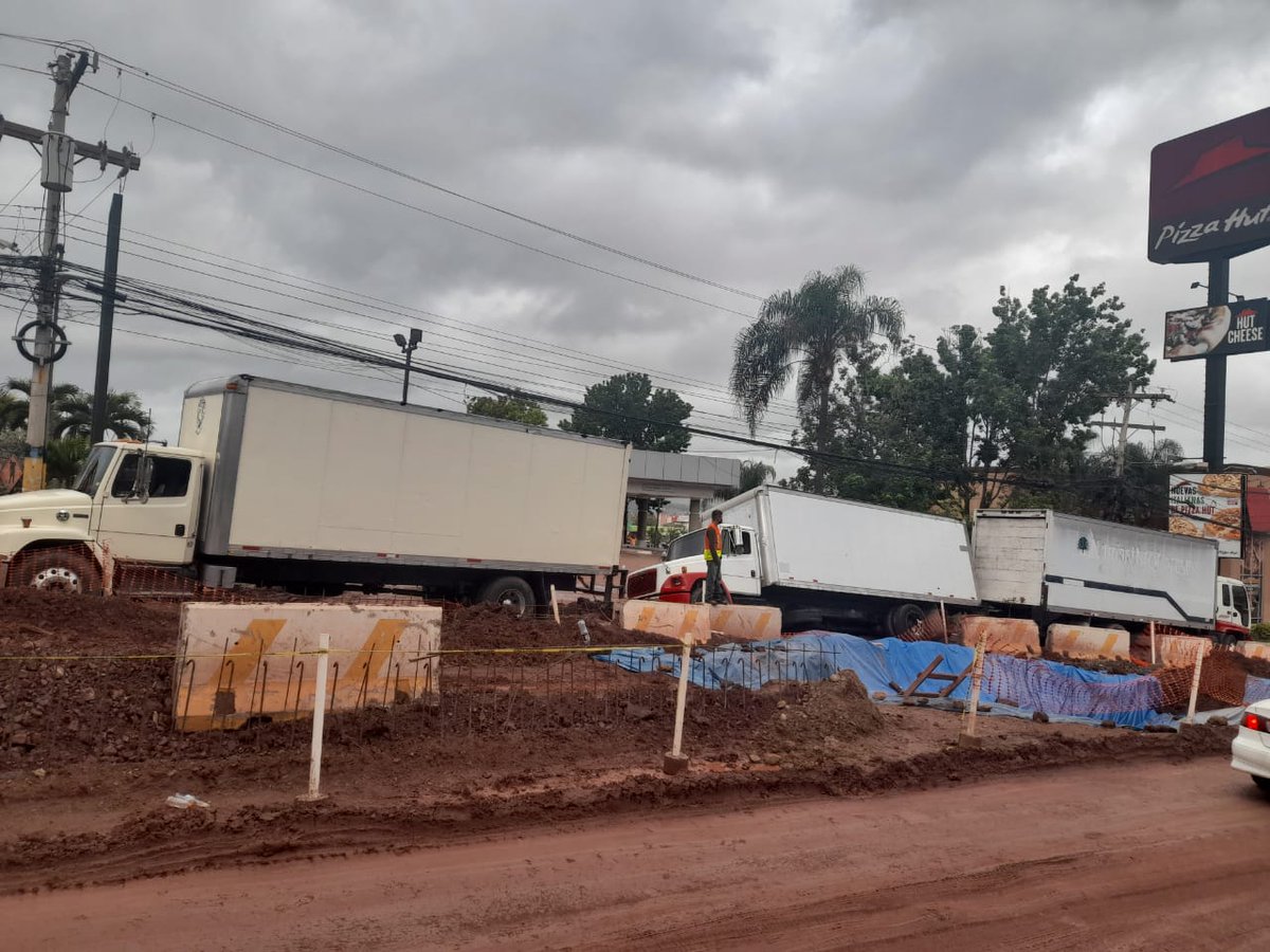 STNHonduras's tweet photo. #STNINFORMA: Se reportan accidente de tránsito en el Bulevar Juan Pablo II https://t.co/EonZC91sTX