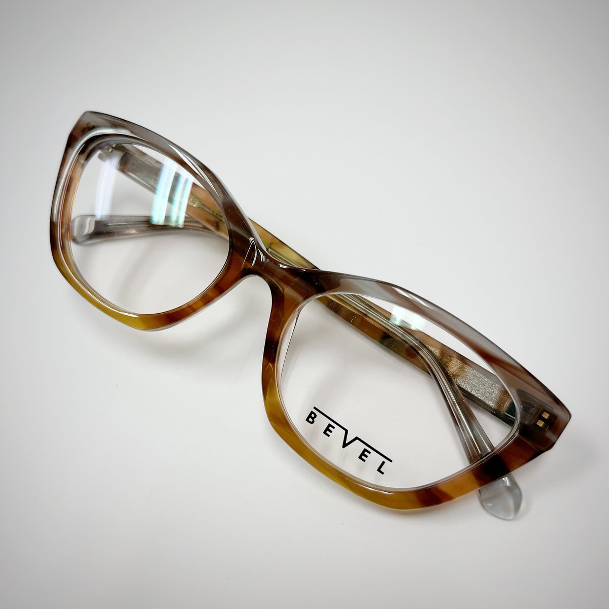 rockopt's tweet image. #bevelspecs POLLY has a great chunky frame feel and a slight upsweep! 🤩 Shown here in Cinder Tortoise Gradient, a smooth blend of browns and grays. 🤎🤎🤎

#newframes #handmade #independenteyewear #cool #new #funky #shopsmall #localbusiness #rockridge #oakland