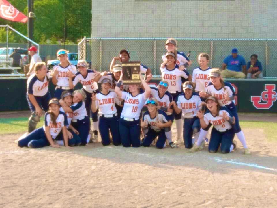 RiceKayelyn's tweet photo. Amazing season this year! So thankful for this team! Couldn’t ask for better teammates ❤️ @capie7_will https://t.co/VwINa6fucc