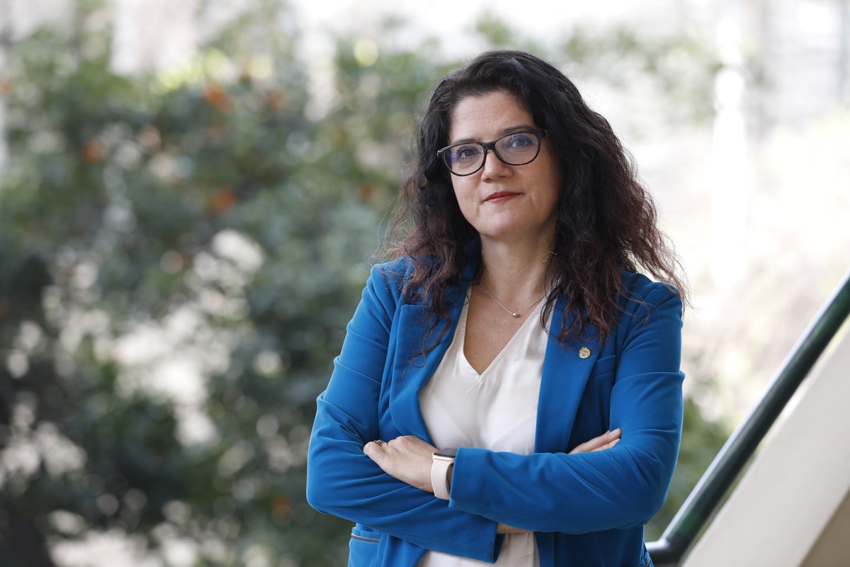 ucatolica's tweet photo. HISTÓRICA 💜💪 Este miércoles asume oficialmente como la primera mujer decana de @IngenieriaUC, la docente Loreto Valenzuela. La #ComunidadUC se pone de pie para aplaudir a @Lorechile en este nuevo desafío. 👏✨

👉 Conoce más sobre su historia: https://t.co/v3qGNx6Srn https://t.co/kfkzOVh4jo