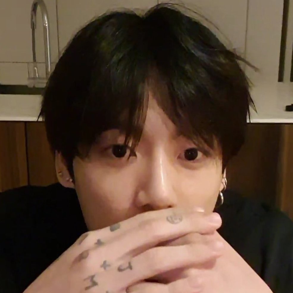 vminiecats's tweet photo. — Hilo de traducción del reciente VLIVE de #JUNGKOOK 🐰

@BTS_twt #BTS #BTSARMY (+) https://t.co/bQ5MhFI15b