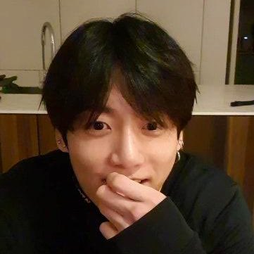vminiecats's tweet photo. — Hilo de traducción del reciente VLIVE de #JUNGKOOK 🐰

@BTS_twt #BTS #BTSARMY (+) https://t.co/bQ5MhFI15b