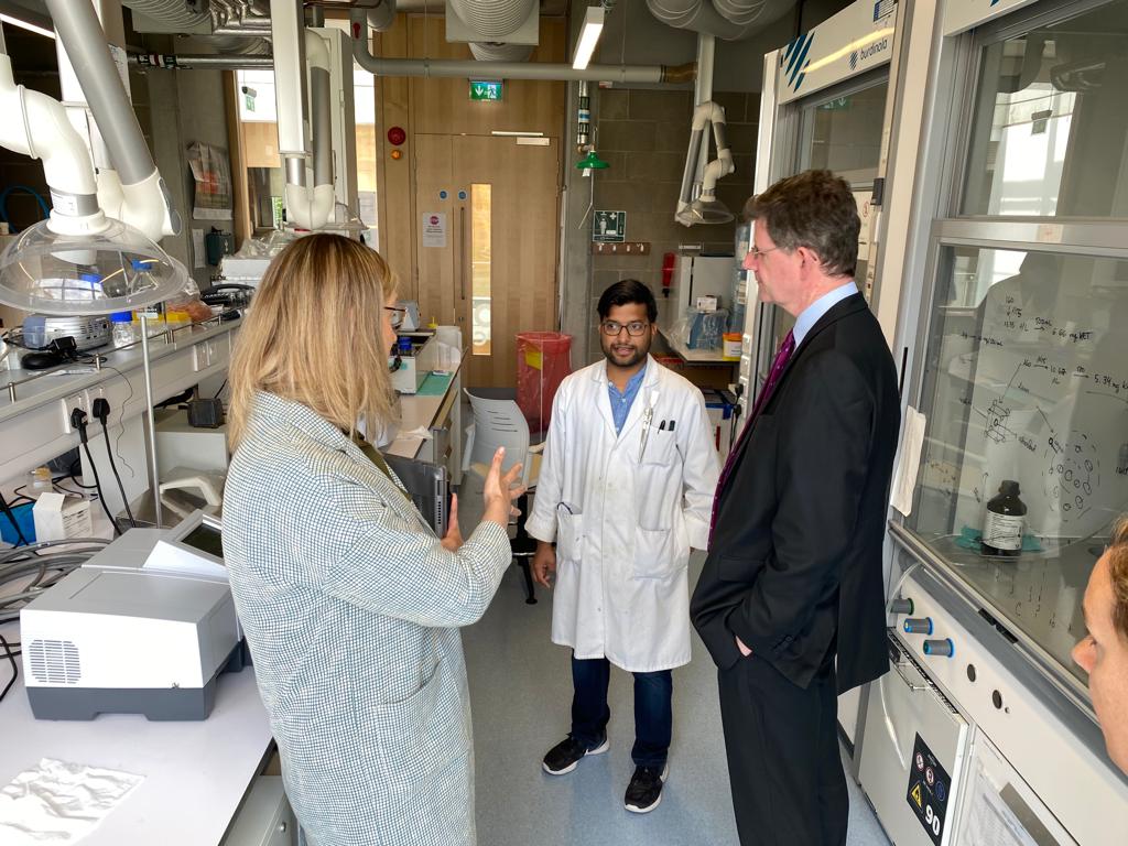 BritEmbDublin's tweet photo. While visiting @UL, Ambassador @PJohnstonFCDO was shown the @scienceirel Synthesis and Solid-State Pharmaceutical Centre (SSPC) at the Bernal Institute 👨🏽‍🔬

He spoke to Dr @SorchaNiAodh &amp; researchers about their work linking academia with industry 🔬 https://t.co/i9YHUCRaW9