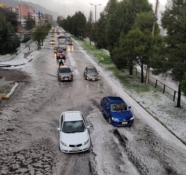 ecualbo's tweet photo. Quito cuando      /       Quito cuando 
es feriado y                   hay paro
queremos
salir a pasear 
en familia: https://t.co/A1BiybNm72