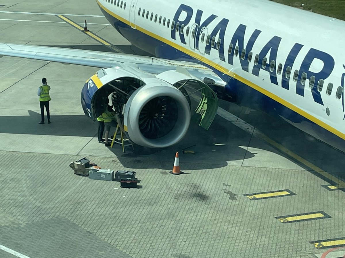 Hey <a href="/Ryanair/">Ryanair</a> can you please help us with some food and drinks 🍕🍟<a href="/Standsted/">Alberto</a> airport?? 
Broken engine keeps us locked in too hot area…. With no food or drinks