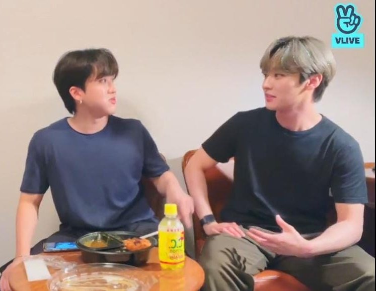 foxyminho's tweet photo. mds acabou live do binnie e cia e começou do jungkook que vida difícil essa de ser multi (não tô reclamando https://t.co/yPPB8b1KLz