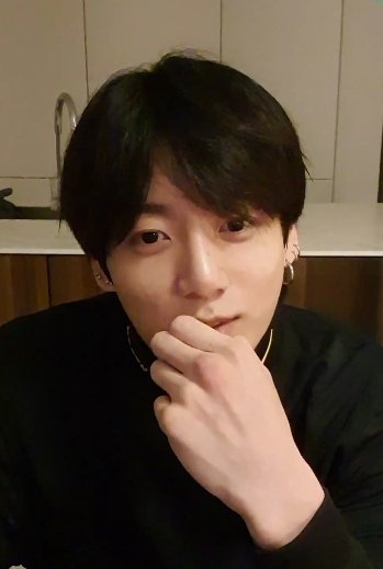 foxyminho's tweet photo. mds acabou live do binnie e cia e começou do jungkook que vida difícil essa de ser multi (não tô reclamando https://t.co/yPPB8b1KLz