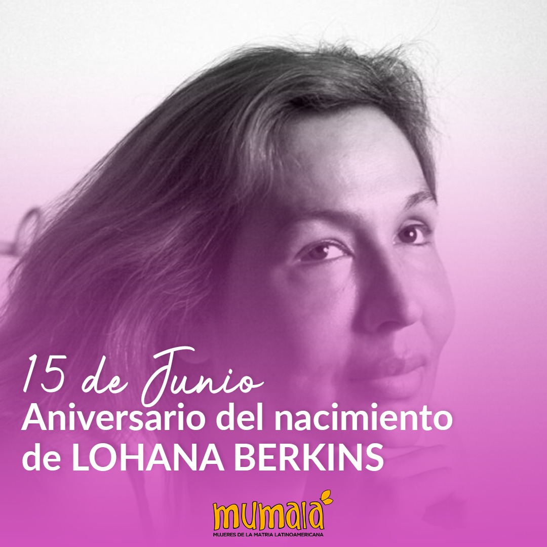 MumalaLaPlata's tweet photo. #15J #LohanaBerkins
«Si analizamos los travesticidios del país, no es difícil concluir que sigue siendo necesario sostener la insolencia de nuestros cuerpos ante una sociedad que no logra entender la fragilidad de nuestras vidas»
Seguimos llevando su legado de lucha y militancia https://t.co/OAMKJqll3s