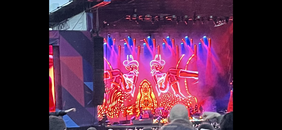 shirleyannebb's tweet photo. Training in the next generation for gigs life at @thekillers at Malahide Castle 🙌 https://t.co/bkt78Yl2lO