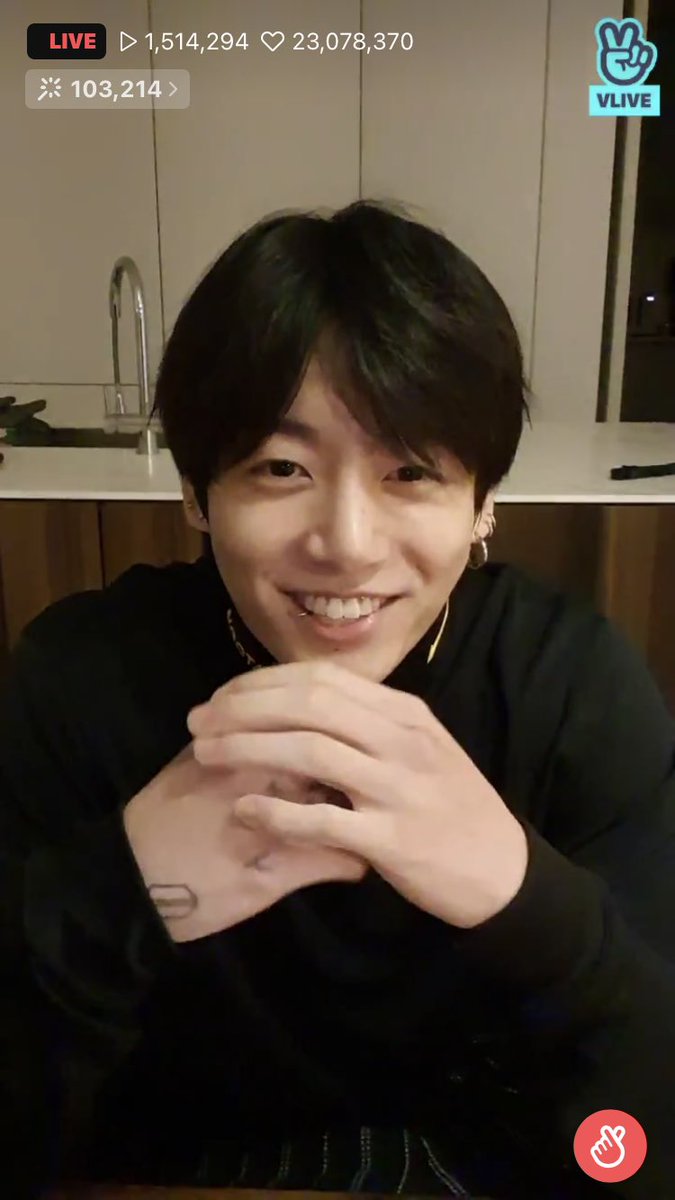 me_bt7's tweet photo. 沢山驚いて、悲しんでたり戸惑ってるであろうarmy皆んなのことを考えてなのか今来て誤解しないで~僕達は解散するわけじゃないし、タルバンのスケジュールもあるし~などと優しく話に来てくれるグクのこの暖かさ………これだから大好きなんです
人と人との繋がりがバンタンは決して消えることはないから https://t.co/eP21B8OQeD
