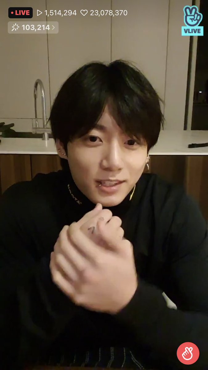 me_bt7's tweet photo. 沢山驚いて、悲しんでたり戸惑ってるであろうarmy皆んなのことを考えてなのか今来て誤解しないで~僕達は解散するわけじゃないし、タルバンのスケジュールもあるし~などと優しく話に来てくれるグクのこの暖かさ………これだから大好きなんです
人と人との繋がりがバンタンは決して消えることはないから https://t.co/eP21B8OQeD