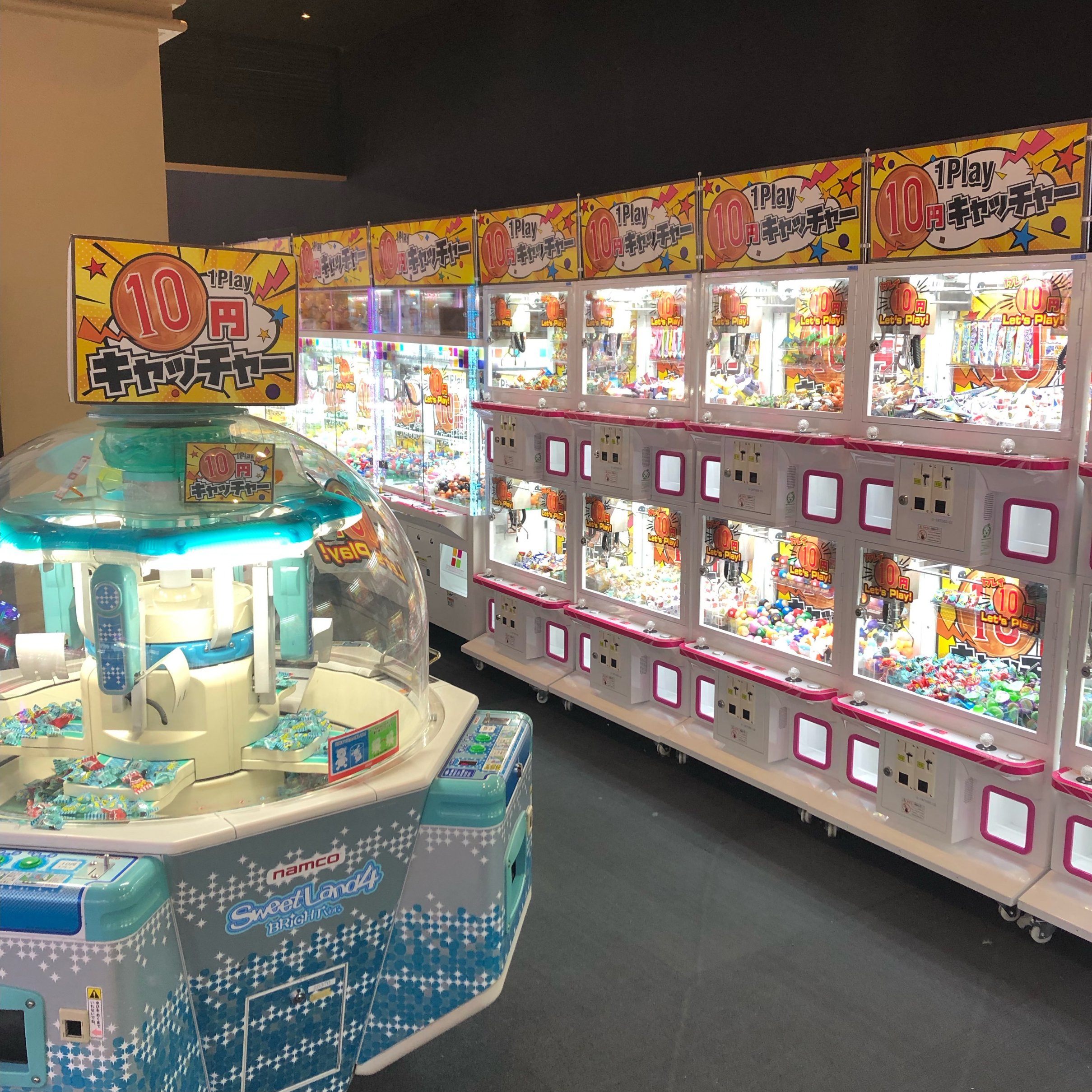 ラウンドワン 秋田店 ｱﾐｭｰｽﾞﾒﾝﾄ情報 期間限定 ﾌﾟﾘｸﾗ全台0円始まりました 3台ｵｰﾊﾞｰのｸﾚｰﾝ機でgetした景品と一緒に 撮ってみてはいかがでしょうか 初心者大歓迎の10円ｷｬｯﾁｬｰも取り揃えていますので みんなでgo ラウワンっっっ