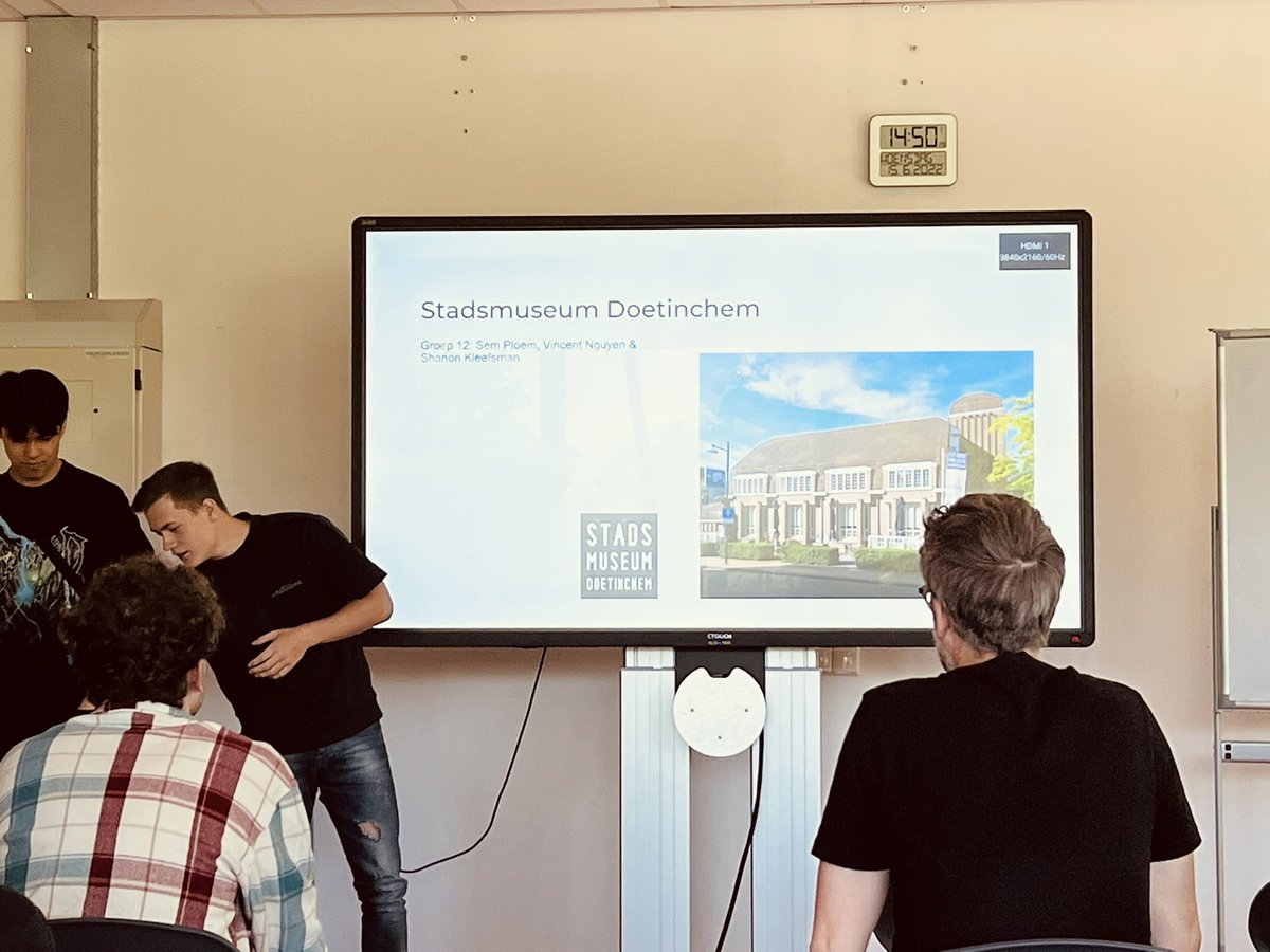 SDoetinchem's tweet photo. Met collega naar eindpresentaties van 2 groepen van de Hogeschool Arnhem en Nijmegen (HAN) die een opdracht hebben uitgevoerd voor het museum.
In samenwerking met @ErfgoedGld .
Onder de indruk van de interactieve ideeën van de studenten‼️
wordt vervolgd….
#dankjulliewel https://t.co/PPrVdnbcBX