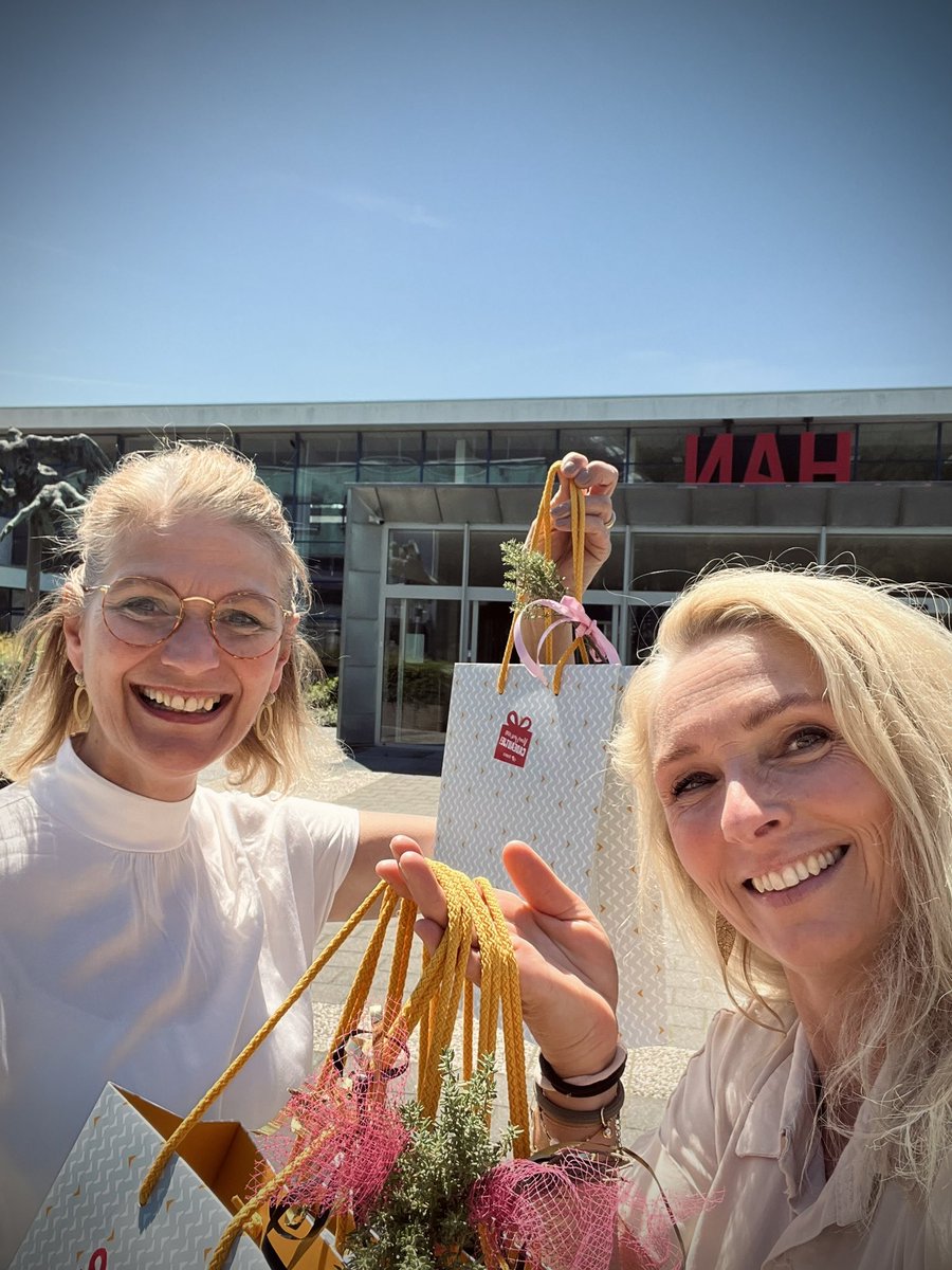 SDoetinchem's tweet photo. Met collega naar eindpresentaties van 2 groepen van de Hogeschool Arnhem en Nijmegen (HAN) die een opdracht hebben uitgevoerd voor het museum.
In samenwerking met @ErfgoedGld .
Onder de indruk van de interactieve ideeën van de studenten‼️
wordt vervolgd….
#dankjulliewel https://t.co/PPrVdnbcBX