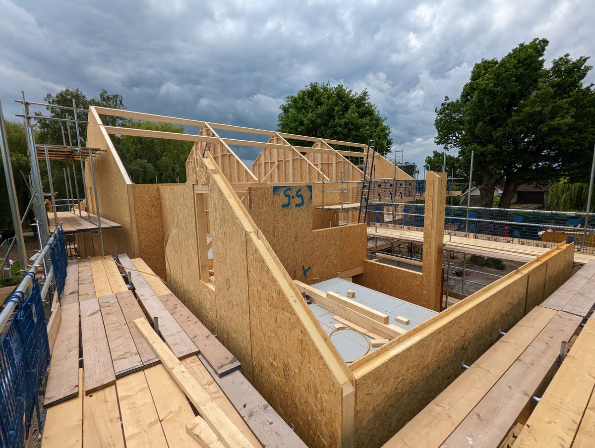From Lands End to Aberdeenshire and everywhere in between, the SIPS@Clays installation team has been kept very busy installing fab SIPs homes across the UK ➡️bit.ly/3tCzkde #selfbuilding #SIPS #energyefficient #selfbuilders