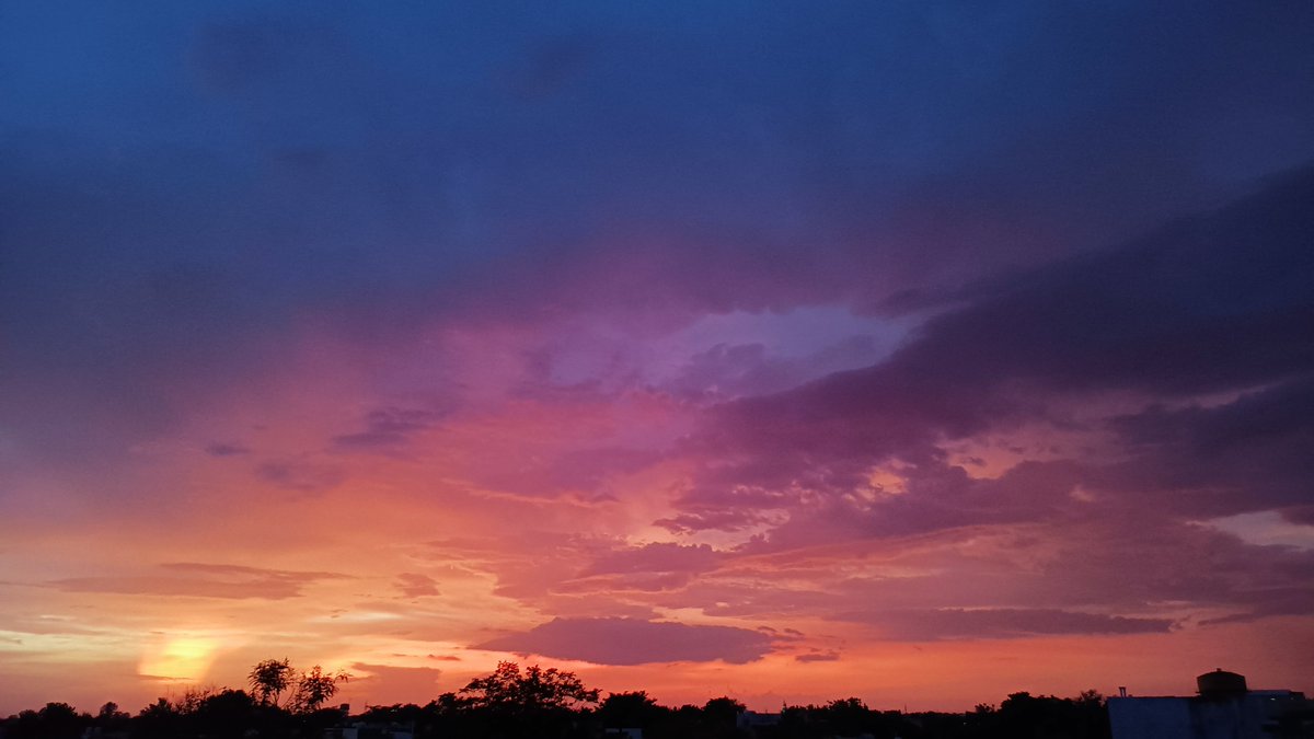 AbeOyeAleve's tweet photo. Todays's evening has all my heart yrr, just look at the hues &amp; colors..🥺❤ | Video is in comments..❤

#NoFilter #ShotOnRealme #Monsoon2022 https://t.co/ul9REcUNhX
