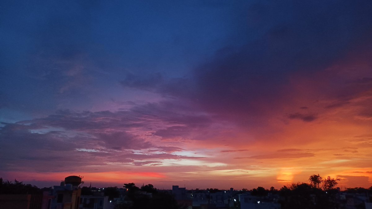 AbeOyeAleve's tweet photo. Todays's evening has all my heart yrr, just look at the hues &amp; colors..🥺❤ | Video is in comments..❤

#NoFilter #ShotOnRealme #Monsoon2022 https://t.co/ul9REcUNhX