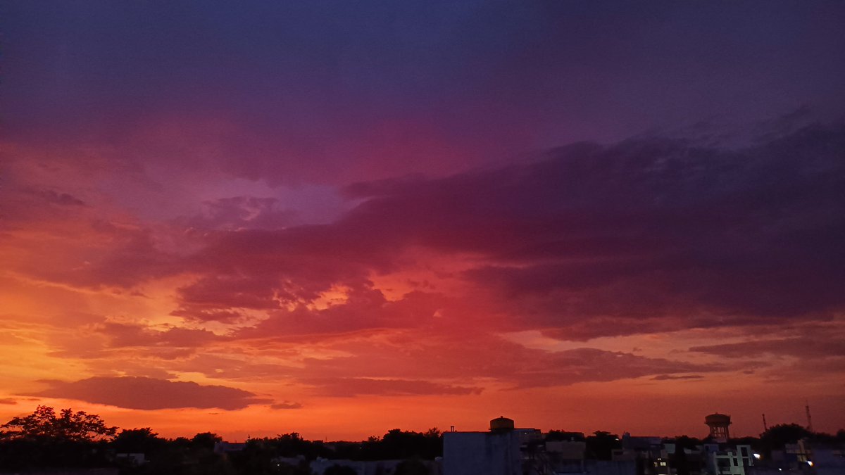 AbeOyeAleve's tweet photo. Todays's evening has all my heart yrr, just look at the hues &amp; colors..🥺❤ | Video is in comments..❤

#NoFilter #ShotOnRealme #Monsoon2022 https://t.co/ul9REcUNhX