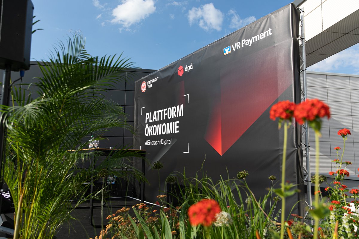 vr_payment's tweet photo. Sommer, Sonne, #Plattformökonomie: Vielen Dank an @Eintracht für einen spannenden Diskussionsabend über regionale #Ökosysteme &amp; den enormen Mehrwert, den ganzheitlich gedachte Services für Kund:innen vor Ort bieten können. @dpd_de 📷 © Eintracht Frankfurt / Martin Ohnesorge https://t.co/tIgYZwxaVm