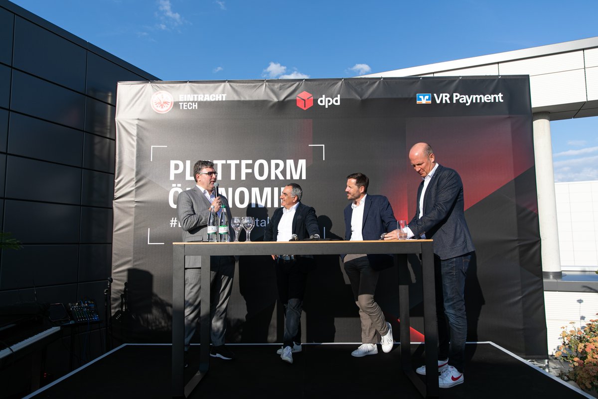 vr_payment's tweet photo. Sommer, Sonne, #Plattformökonomie: Vielen Dank an @Eintracht für einen spannenden Diskussionsabend über regionale #Ökosysteme &amp; den enormen Mehrwert, den ganzheitlich gedachte Services für Kund:innen vor Ort bieten können. @dpd_de 📷 © Eintracht Frankfurt / Martin Ohnesorge https://t.co/tIgYZwxaVm