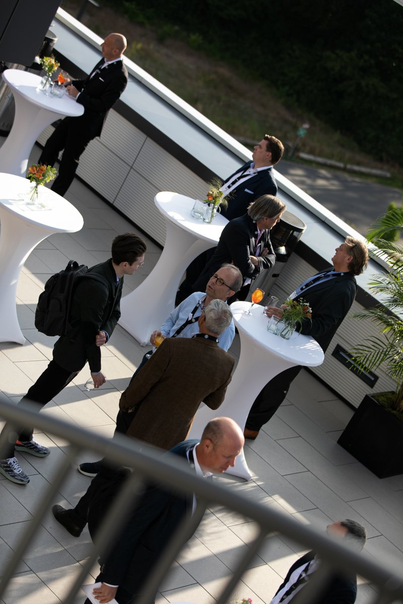 vr_payment's tweet photo. Sommer, Sonne, #Plattformökonomie: Vielen Dank an @Eintracht für einen spannenden Diskussionsabend über regionale #Ökosysteme &amp; den enormen Mehrwert, den ganzheitlich gedachte Services für Kund:innen vor Ort bieten können. @dpd_de 📷 © Eintracht Frankfurt / Martin Ohnesorge https://t.co/tIgYZwxaVm