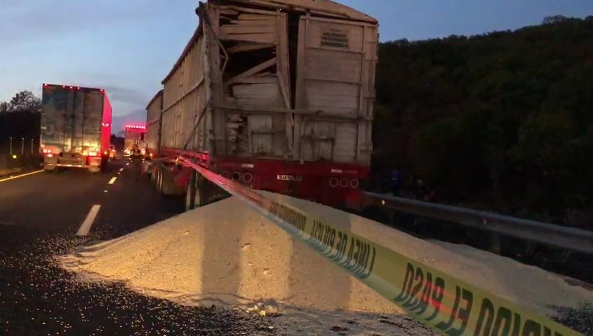 AmgNoticias's tweet photo. ⛔ #Lamentable 🙏🏽🕊️
2 personas #murieron y 20 #lesionados fue el saldo de un #accidente, sobre la autopista #Nayarit con dirección a #Guadalajara a la altura del municipio de #Tequila, #Jalisco.
El #chofer del camión #turístico se quedó #dormid. https://t.co/PnPkLGRnwG