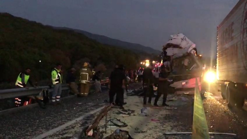 AmgNoticias's tweet photo. ⛔ #Lamentable 🙏🏽🕊️
2 personas #murieron y 20 #lesionados fue el saldo de un #accidente, sobre la autopista #Nayarit con dirección a #Guadalajara a la altura del municipio de #Tequila, #Jalisco.
El #chofer del camión #turístico se quedó #dormid. https://t.co/PnPkLGRnwG