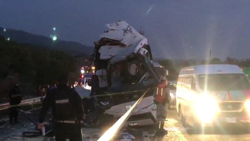AmgNoticias's tweet photo. ⛔ #Lamentable 🙏🏽🕊️
2 personas #murieron y 20 #lesionados fue el saldo de un #accidente, sobre la autopista #Nayarit con dirección a #Guadalajara a la altura del municipio de #Tequila, #Jalisco.
El #chofer del camión #turístico se quedó #dormid. https://t.co/PnPkLGRnwG
