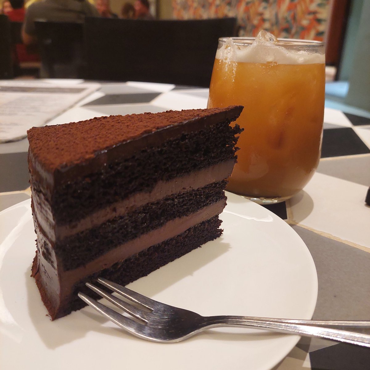 CityCruiserMNL's tweet photo. #ChocolateDecadence and #HouseBlendIcedTea of #HighGroundsCafe https://t.co/apwihIMHtd