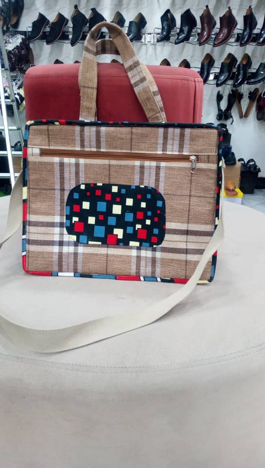 Hadassah255's tweet photo. Karibuni Sana Wakaka na Wadada Smart, Mitoko ya KiAfrica๐๐#Handbags 30000/= na #Vitenge 35000/= https://t.co/LWnV10G3KX