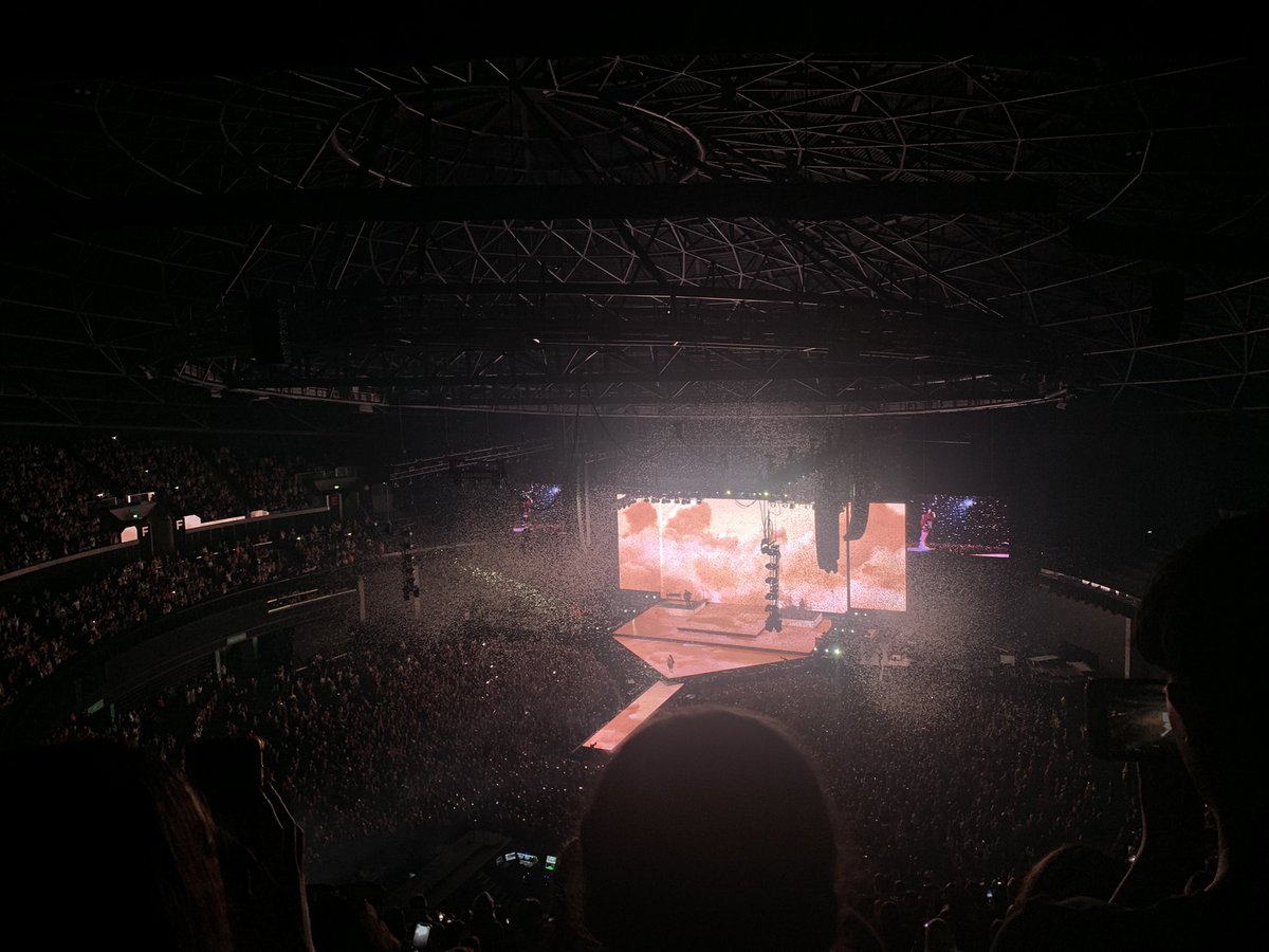 ___emz's tweet photo. also!!! billie eilish last night was so good!! however getting out the car park in glasgow was a nightmare, i ended up getting out the car cause there was no movement and attempting to find a chippy in glasgow and walking distance that was open at 12💀 https://t.co/HQXhPoByQG