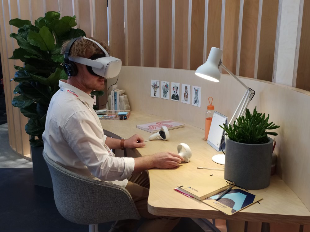 MetaFrance's tweet photo. Faites un pas dans le futur avec Meta 😎
Rejoignez-nous au stand D34, pour un aperçu de l'avenir du divertissement, du travail et des interactions sociales.
Embarquez avec nous pour le #métavers !
#VivaTech2022 #MetaAtVivaTech #MetaStandD34 https://t.co/tPo4Y6CipP