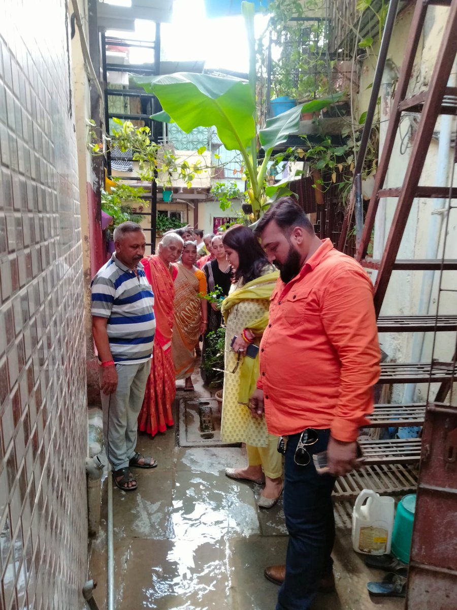 renu_hansraj's tweet photo. In the past one week, received complaints about water issues in the ward.

Visited various places, resolved the issues with the help of staff and received a positive feedback from the citizens.

#ilovejuhu #bjp4juhu #renuhansraj https://t.co/SJslWxWKZi