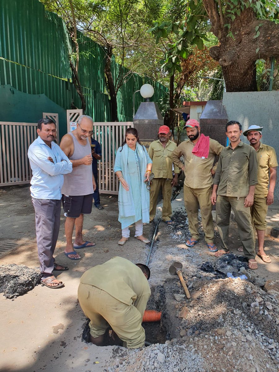 renu_hansraj's tweet photo. In the past one week, received complaints about water issues in the ward.

Visited various places, resolved the issues with the help of staff and received a positive feedback from the citizens.

#ilovejuhu #bjp4juhu #renuhansraj https://t.co/SJslWxWKZi