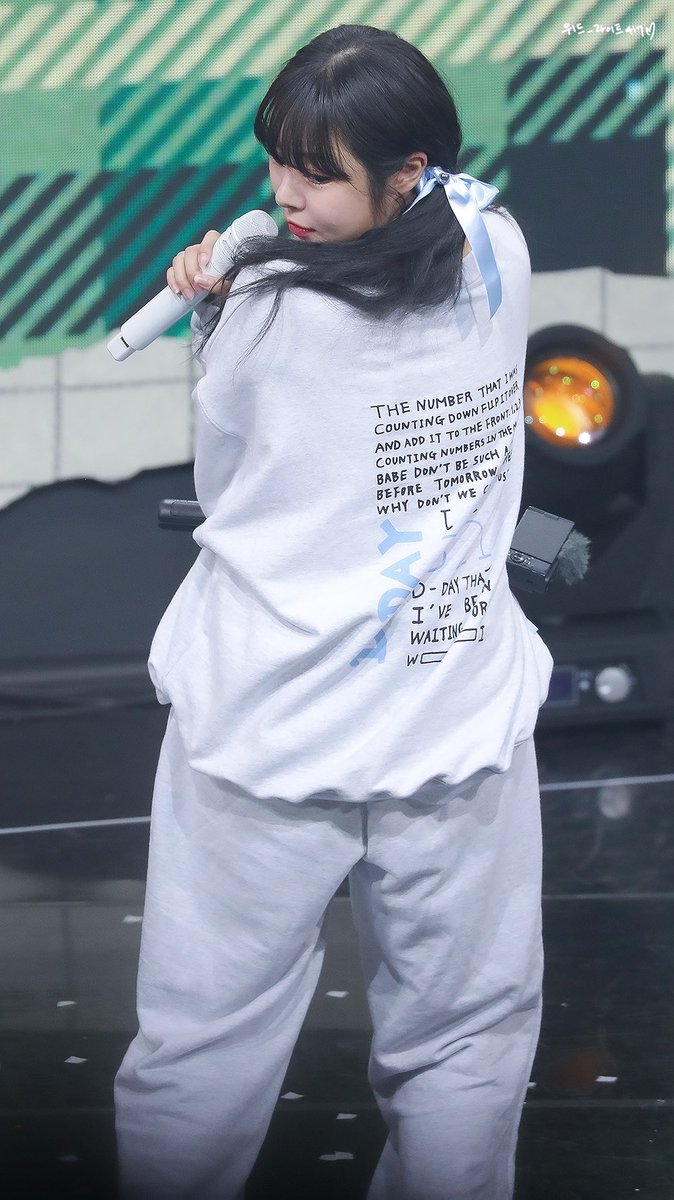 with_Light417's tweet photo. 최고의 디자이너
최고의 모델
최고의 뒷태

최최최👍👍👍

#휘인
#wheein https://t.co/msFx1m92xl