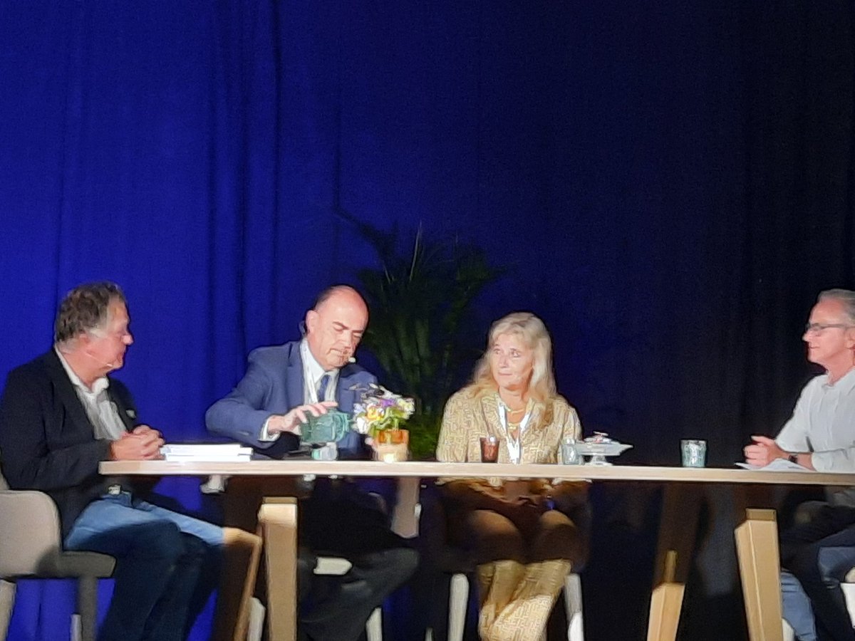 LongkankerNL's tweet photo. Debat over vroege opsporing van kanker op Zorgtotaal beurs met @loekwinter, @Wdekanter en @LucColemont.
Zinvol, maar verbeteringen blijven mogelijk. Bij Longkanker bijvoorbeeld screening i.c.m. stoppen met roken. https://t.co/Y3GlPNHE8h