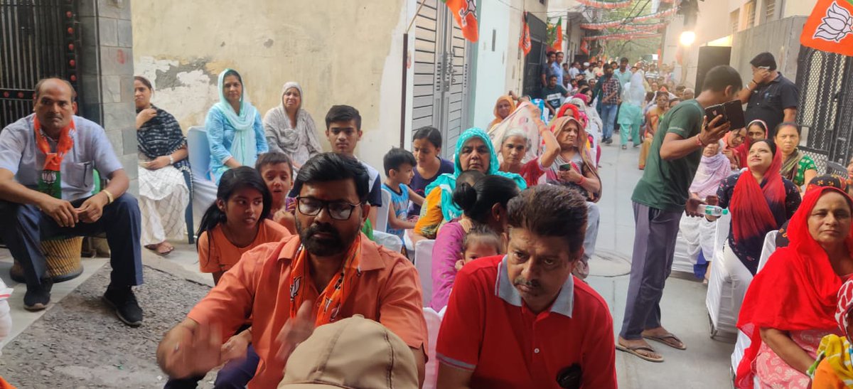 आज राजेंद्र नगर विधानसभा के टोडापुर गाँव वासियों के साथ जनसंवाद हुआ।
गाँव के सभी बड़े-बुजुर्गों,युवाओं व मातृशक्ति का एक तरफ़ा भारतीय जनता पार्टी को आशीर्वाद व समर्थन मिला।

इस दौरान नेताप्रतिपक्ष,<a href="/RamvirBidhuri/">Ramvir Singh Bidhuri</a> जी भी उपस्थित रहे।