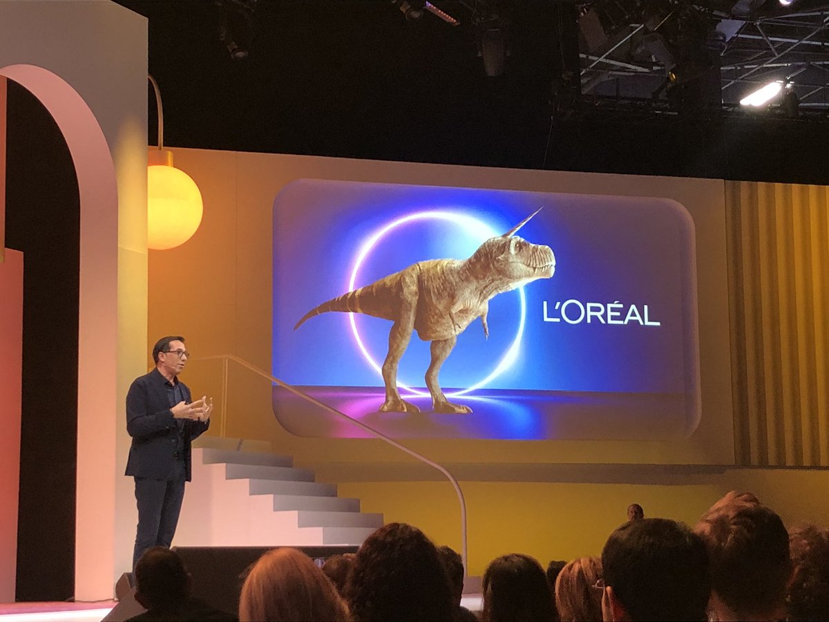 serialdigiteuse's tweet photo. @lorealfrance : dinosaure with a 🦄, what else? 
#vivatech #mbadmb #unicorns #innovation https://t.co/Wfs0S9jftt